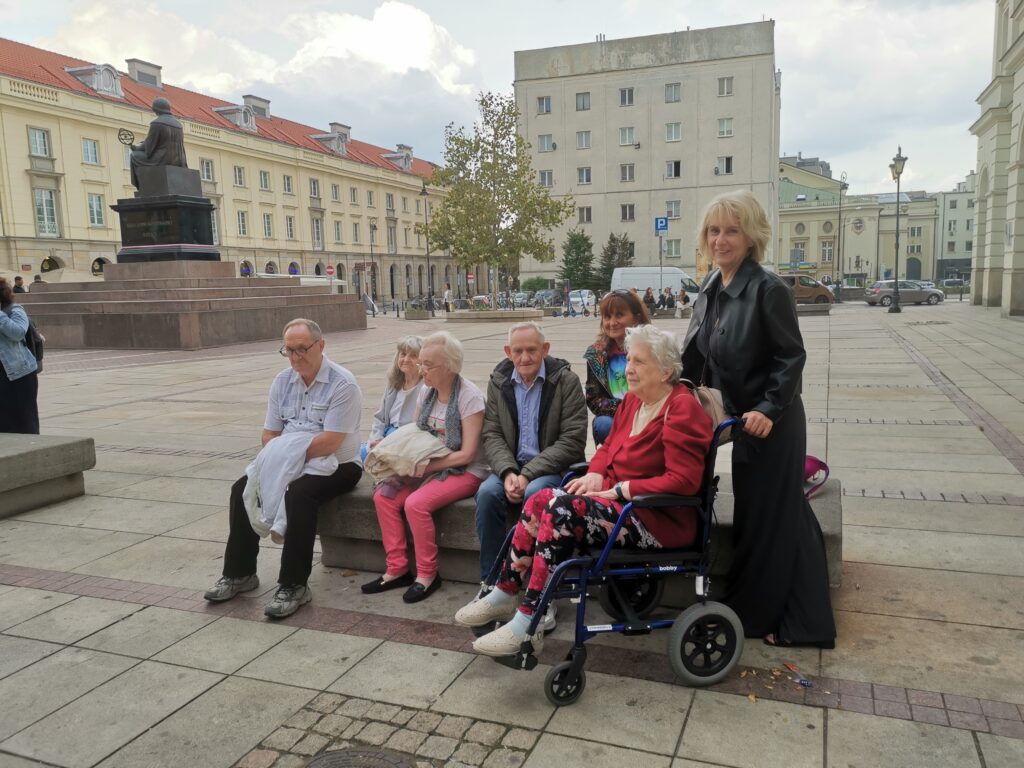 zdjęcia: Podopieczni CA oraz Dyrekcja podczas spaceru po Krakowskim Przedmieściu w drodze do Galerii Narodowej – Zachęta.